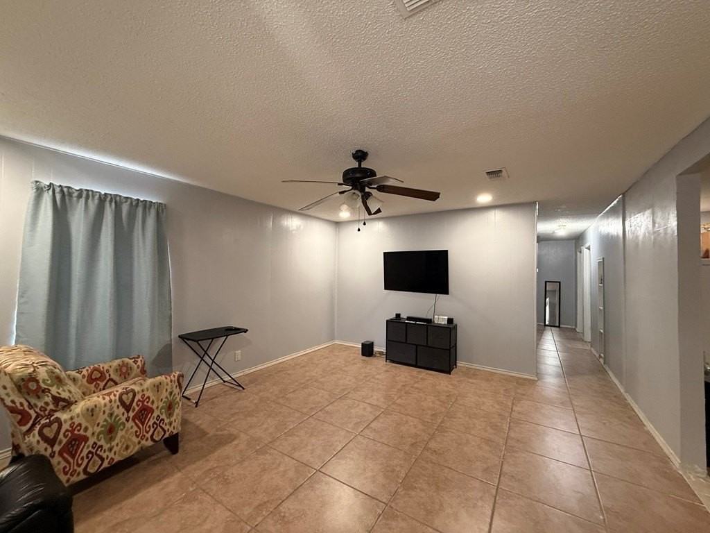 1009 Kiriaka Dr - Photo 4 of 8