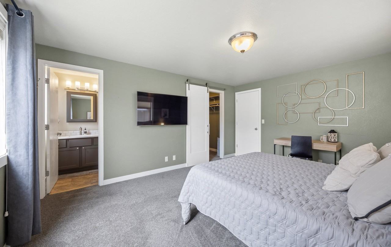 592 N Weaver Ave - Photo 4 of 12