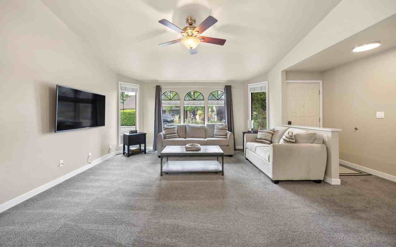 592 N Weaver Ave - Photo 6 of 12