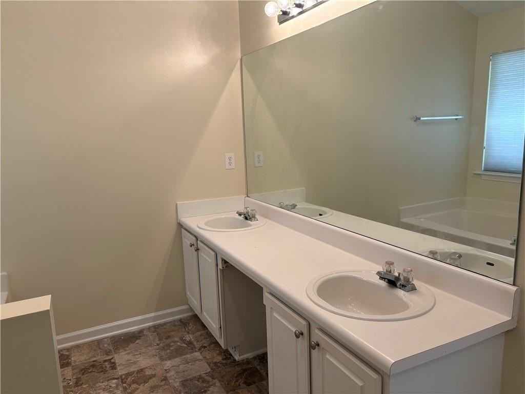 5975 Hillvale Trl - Photo 5 of 10