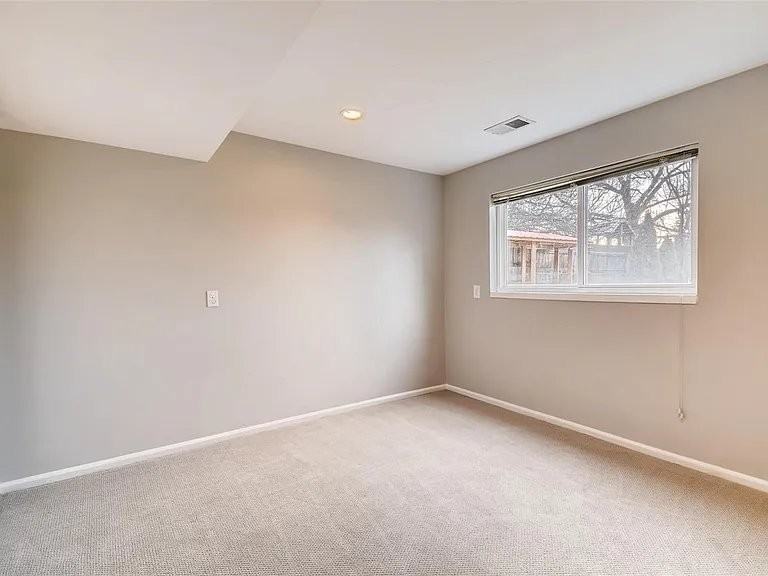 1403 Lefthand Dr - Photo 4 of 17