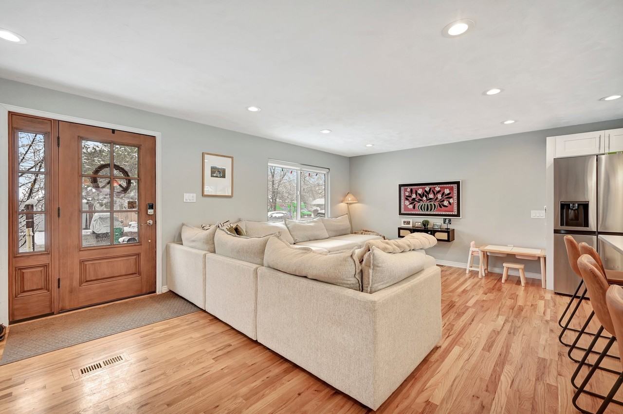 6526 S Elizabeth Way - Photo 6 of 19