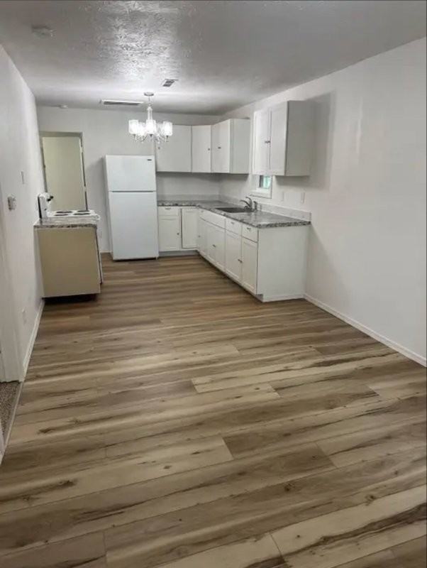 16625 S Broadway St - Photo 3 of 10