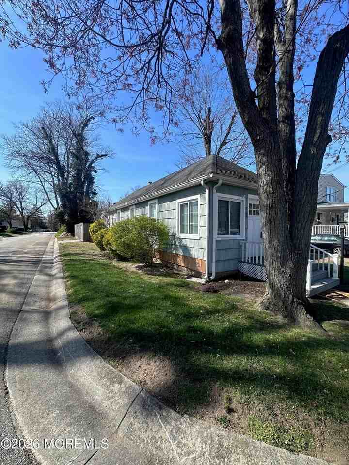 402 Maple Dr - Photo 2 of 15