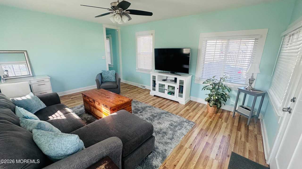 402 Maple Dr - Photo 3 of 15