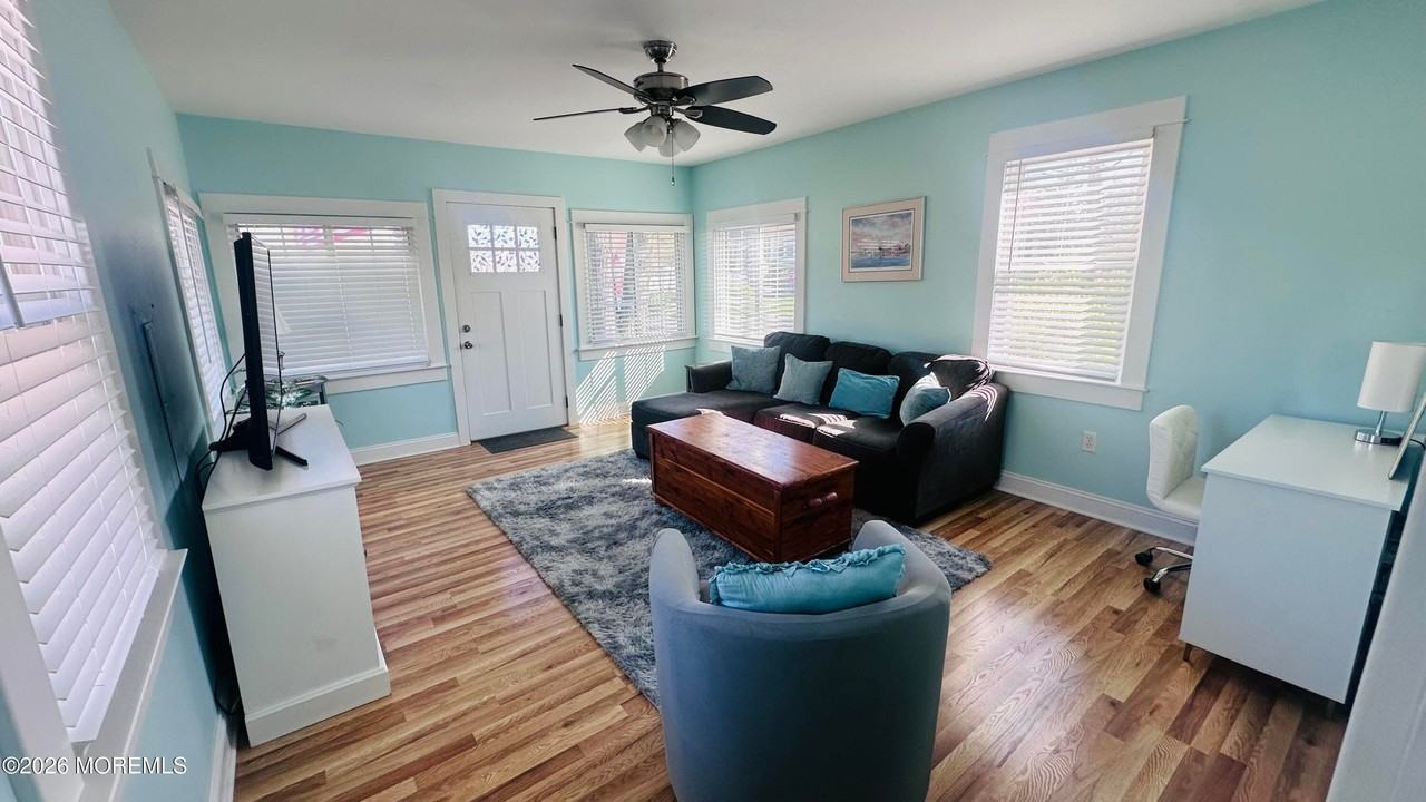 402 Maple Dr - Photo 4 of 15