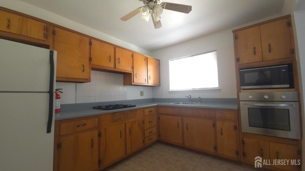 89 Van Buren Ave #2 - Photo 4 of 9