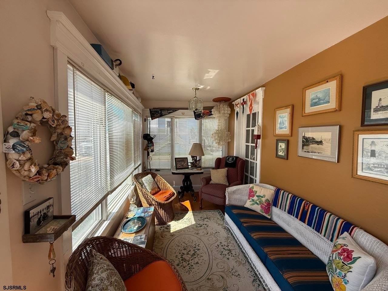 135 N Avolyn Ave - Photo 2 of 15