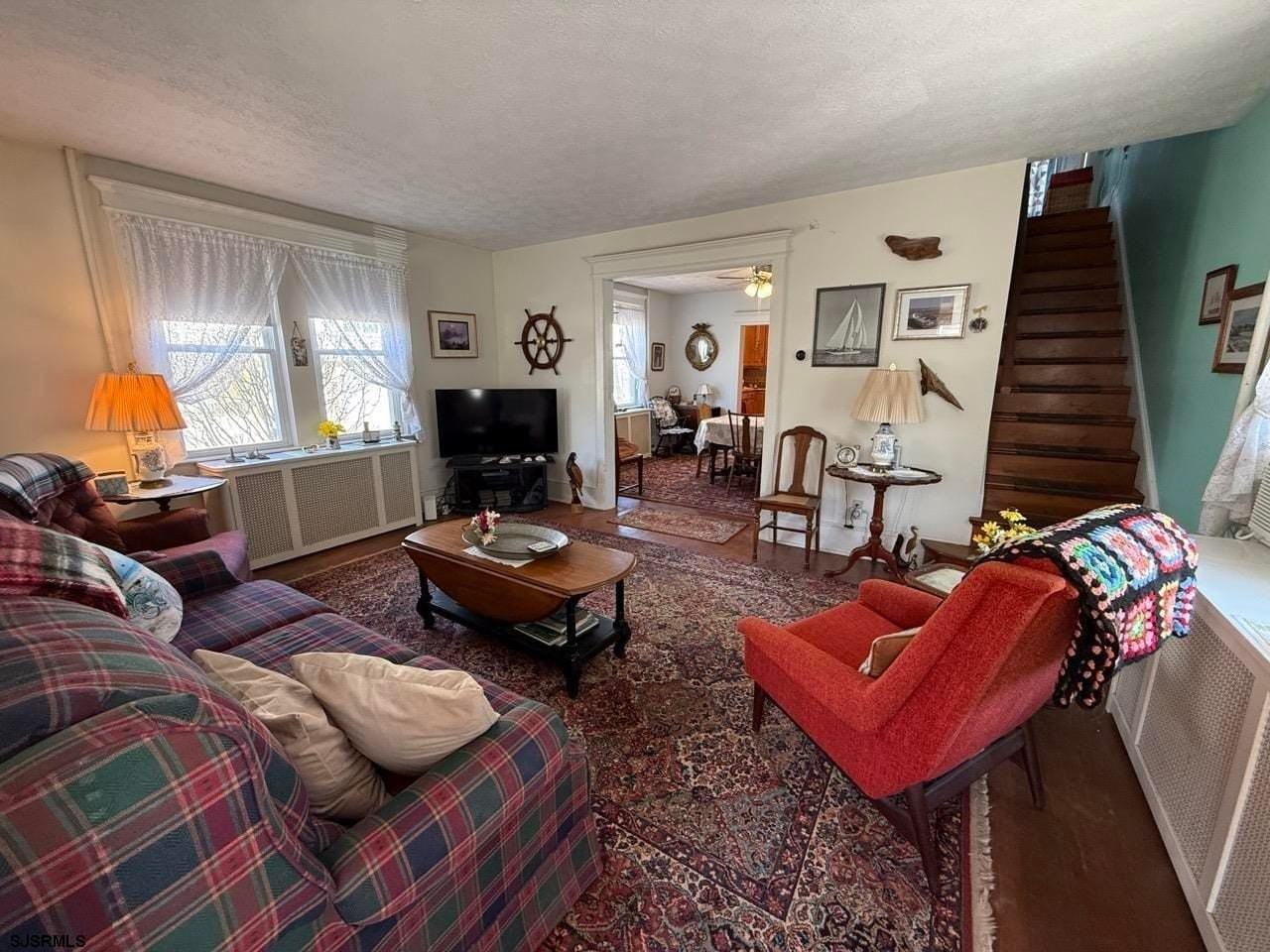 135 N Avolyn Ave - Photo 3 of 15