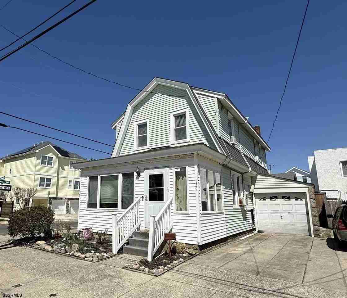 135 N Avolyn Ave