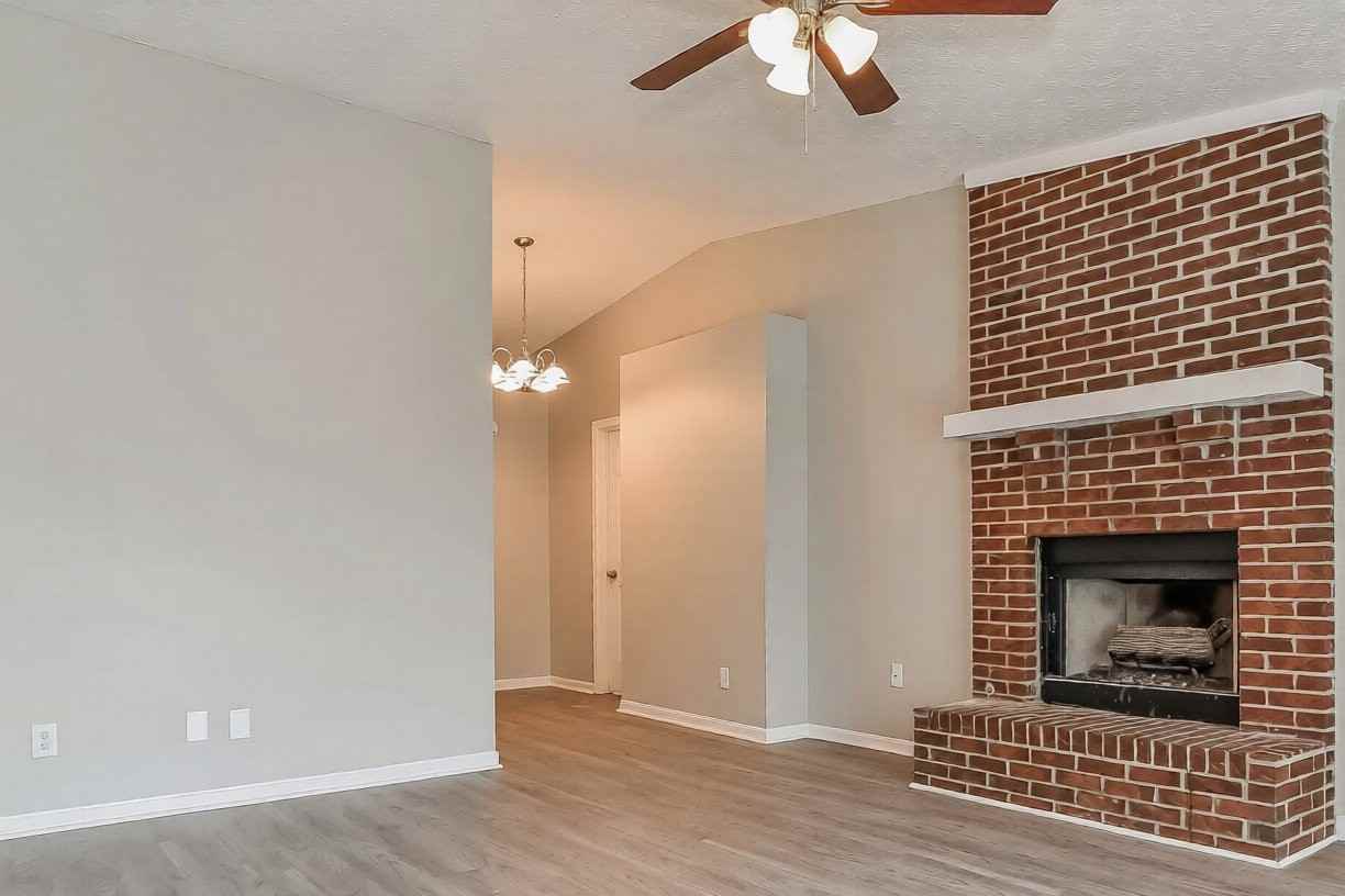 1825 Keystone Lakes Dr - Photo 2 of 11