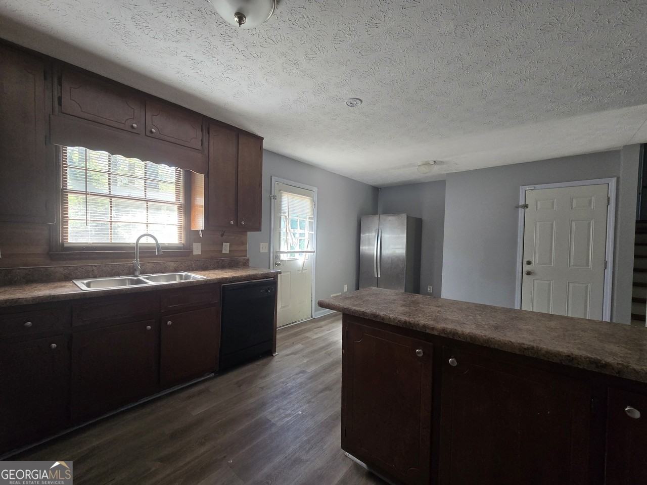 6577 Ardmoor Dr - Photo 4 of 15