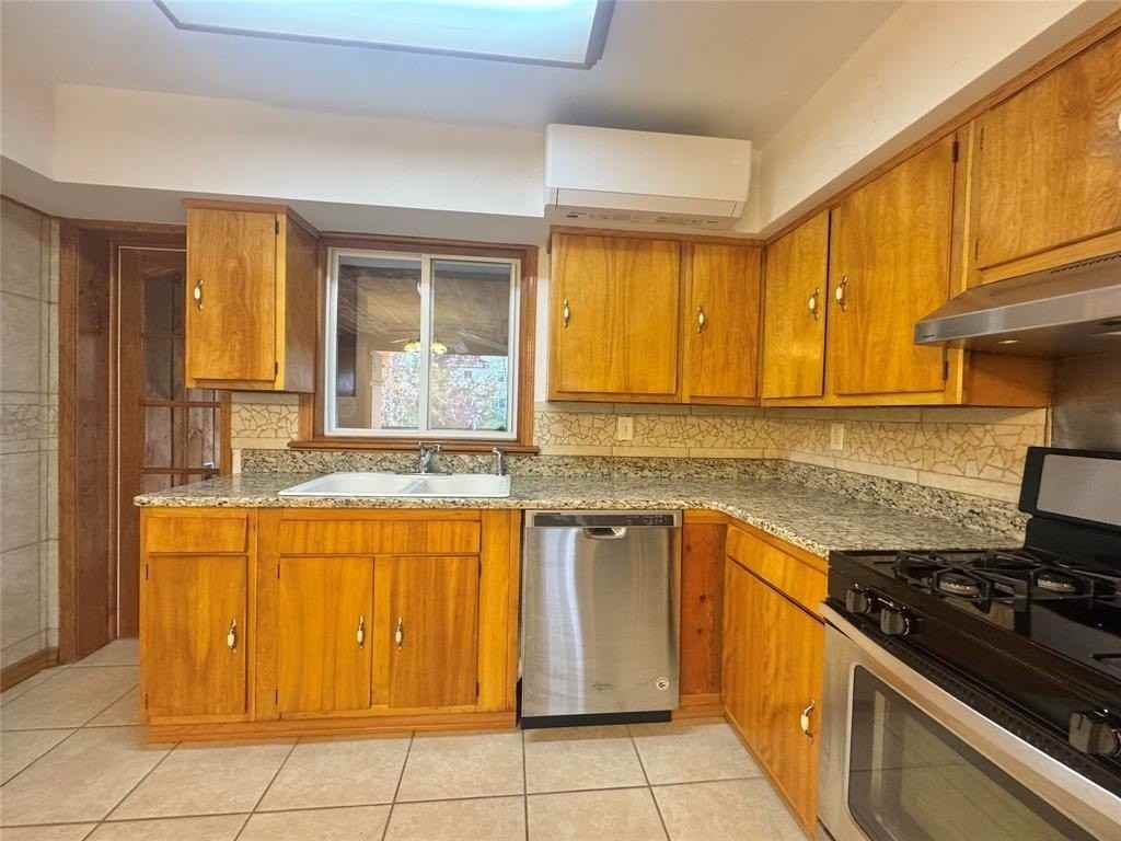 300 Rano Blvd Apt 3 #3 - Photo 7 of 13