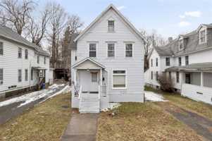 featured image of 5 Arthur St Unit 1 #1