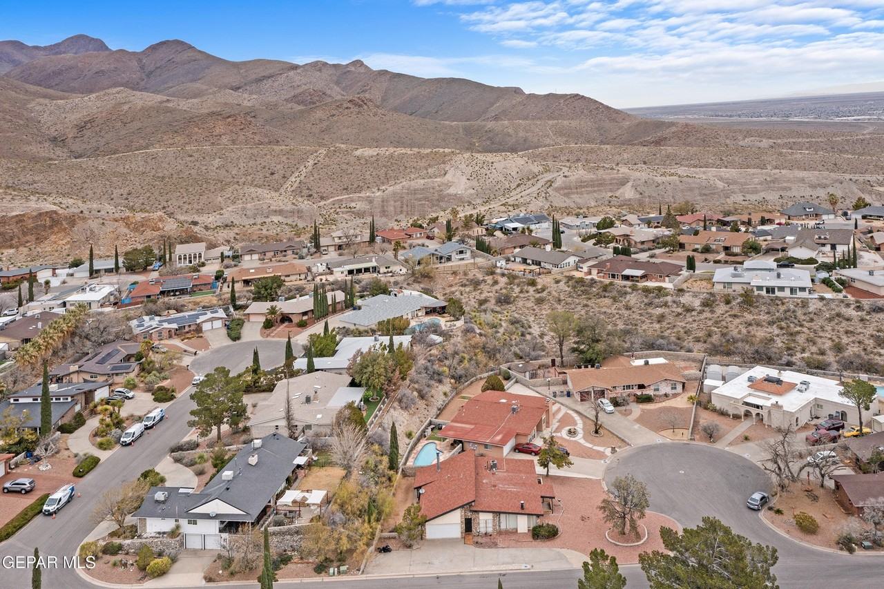 8201 Big Bend Dr - Photo 3 of 41