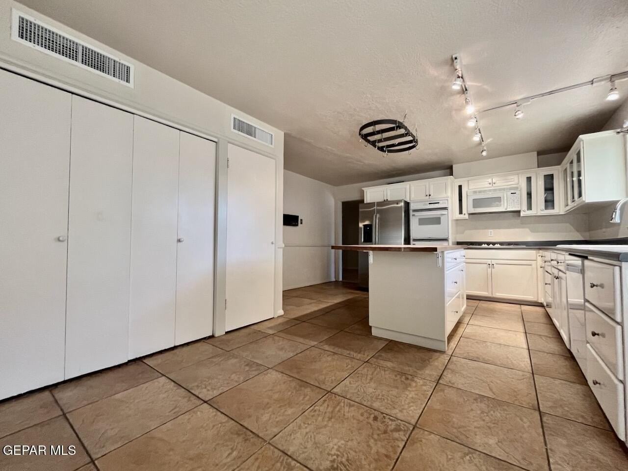 3807 Okeefe Dr - Photo 6 of 31