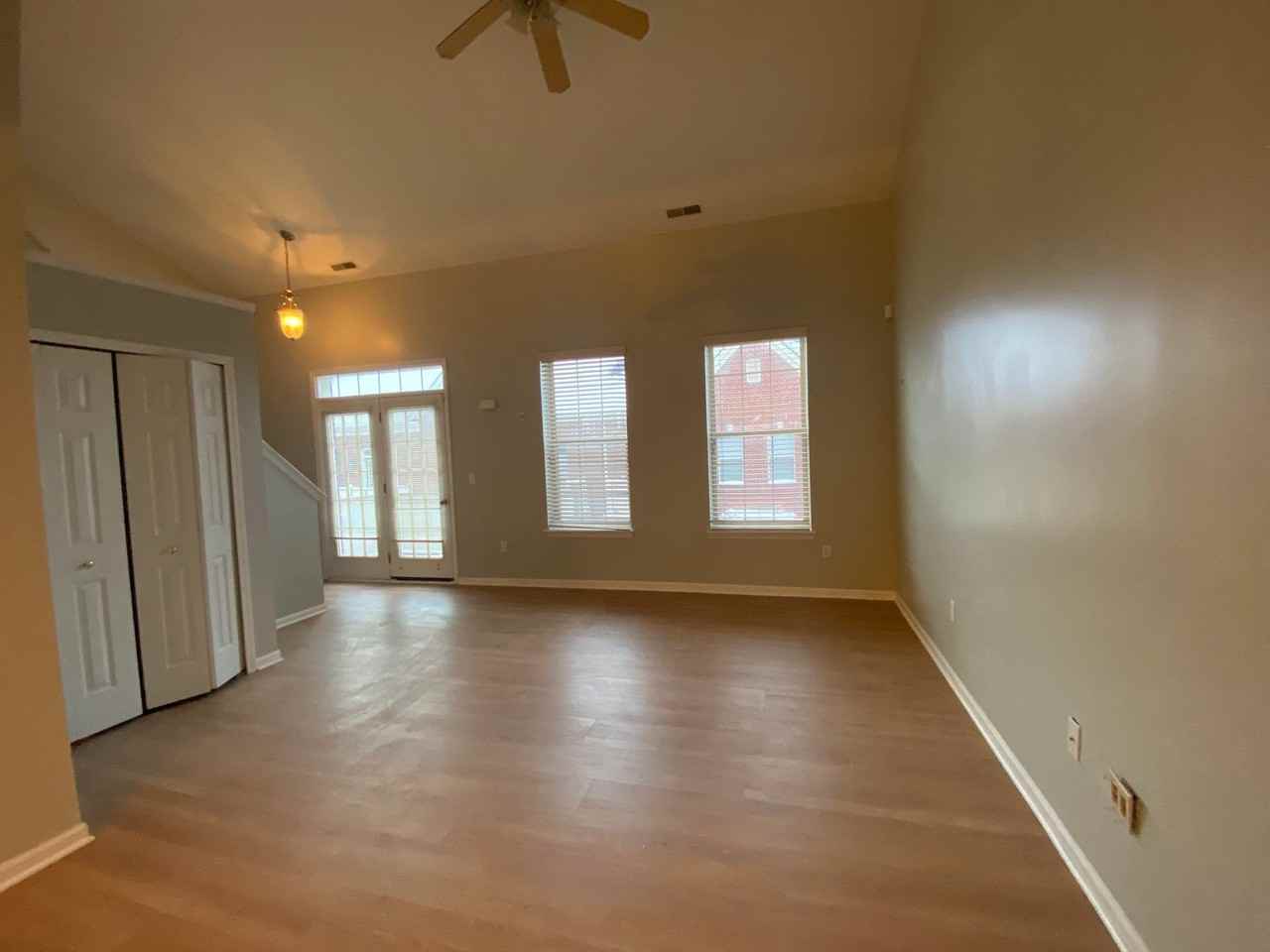 1112 Fountain View Cir - Photo 2 of 20