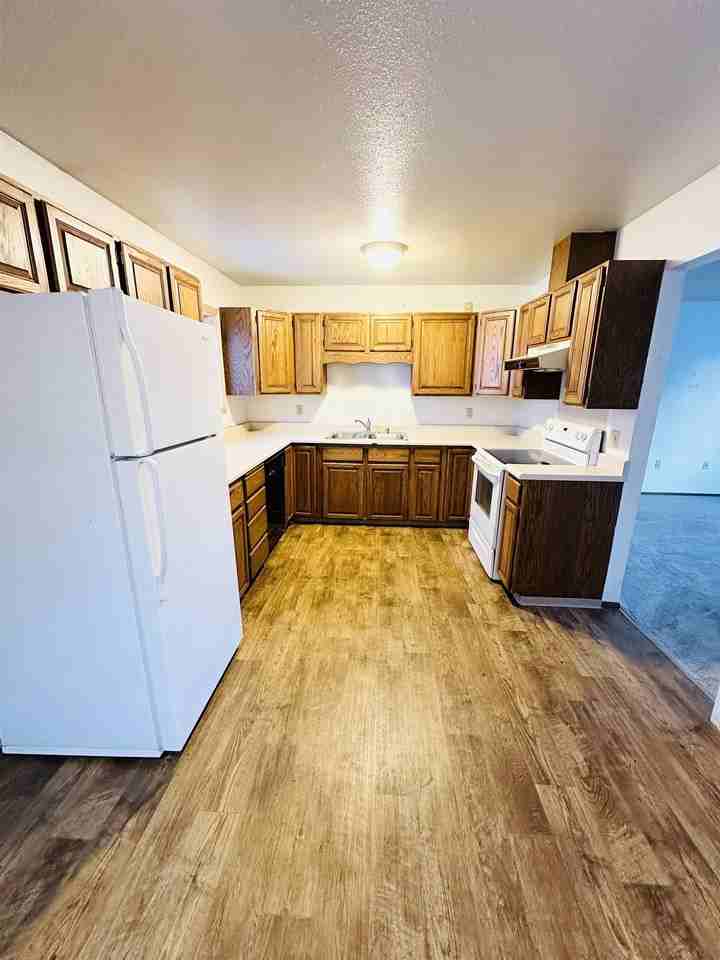 910 4th Ave - Photo 4 of 14