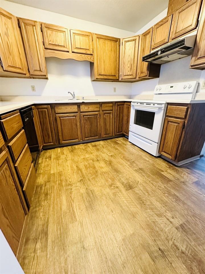 910 4th Ave - Photo 5 of 14