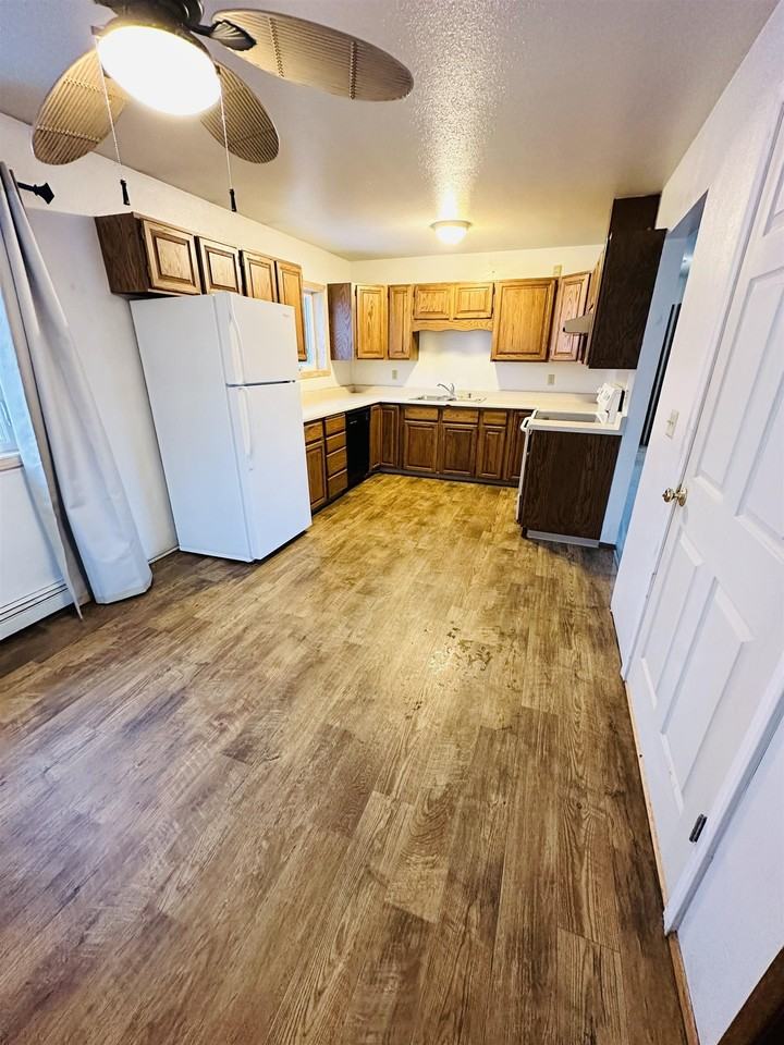 910 4th Ave - Photo 6 of 14