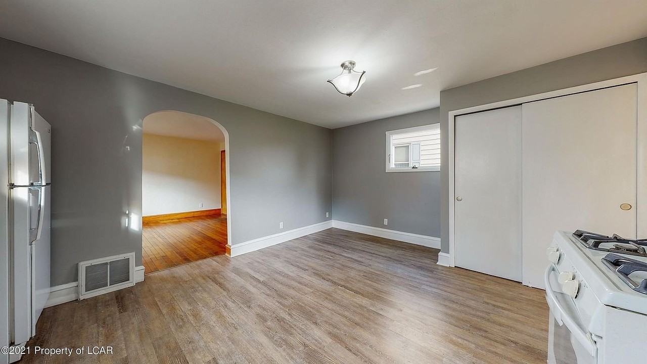 20 Oak St - Photo 2 of 6