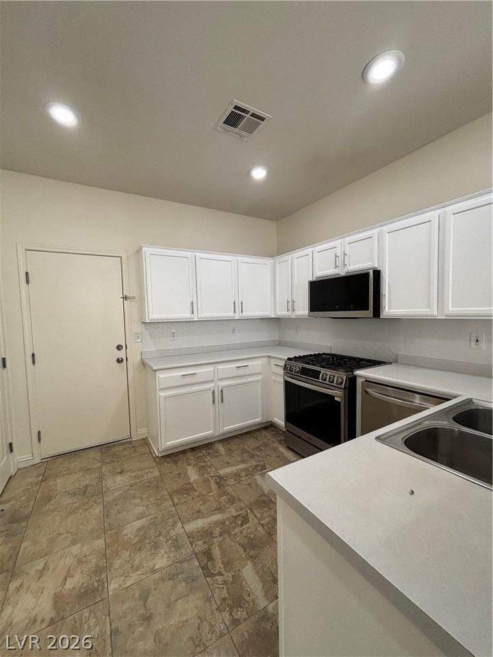 8056 Imperial Treasure St - Photo 7 of 24