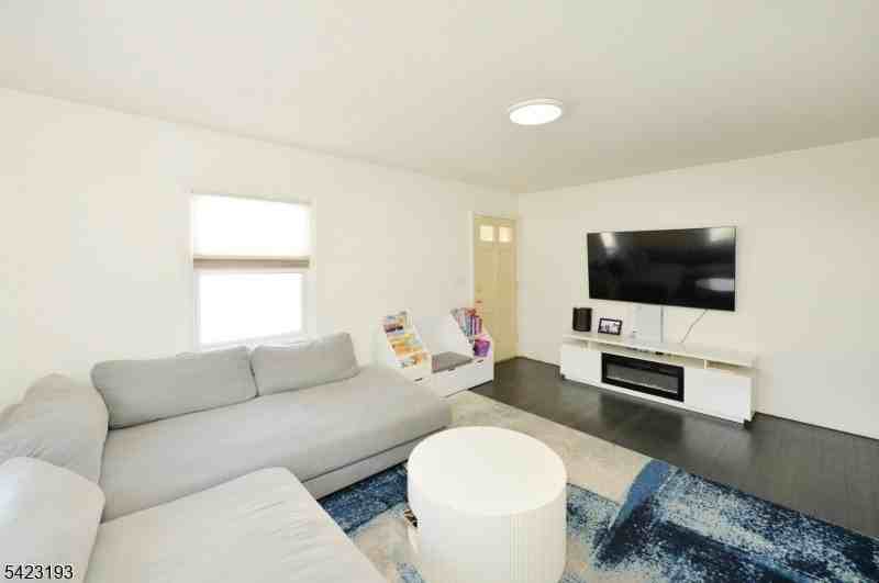 483 Mount Prospect Ave - Photo 4 of 21