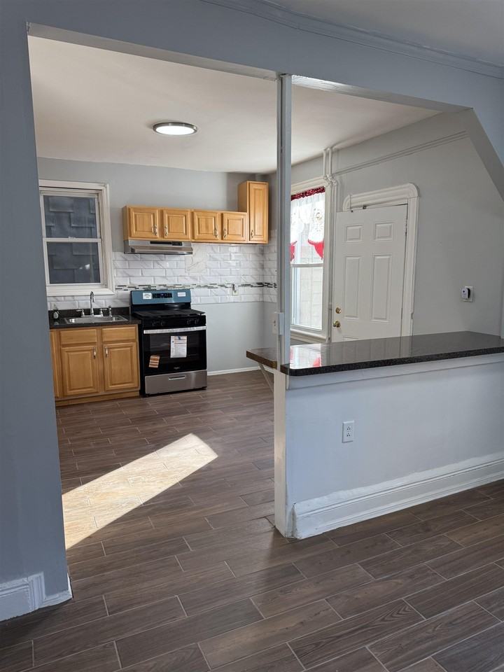 1207 Central Ave #1st - Photo 2 of 15