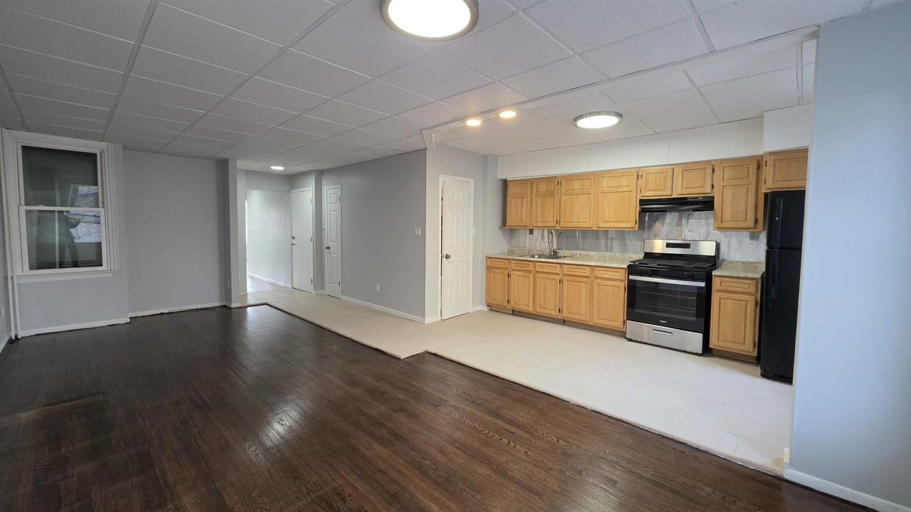 722 W Side Ave #2 - Photo 5 of 18