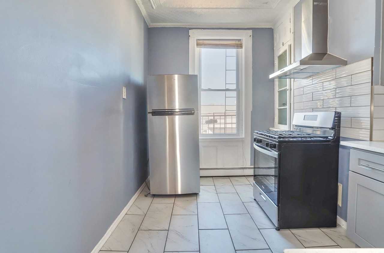 118 Bowers St #3 - Photo 7 of 30