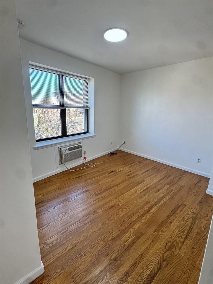 43 Van Wagenen Ave #3D - Photo 7 of 17