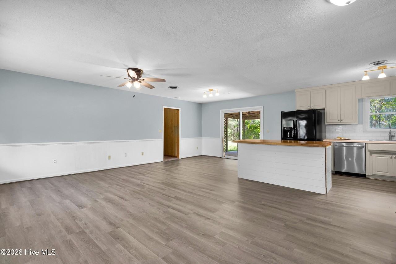 104 E Lariat Ln - Photo 2 of 32