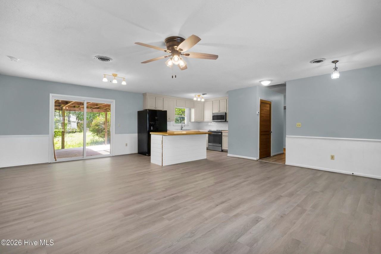 104 E Lariat Ln - Photo 3 of 32