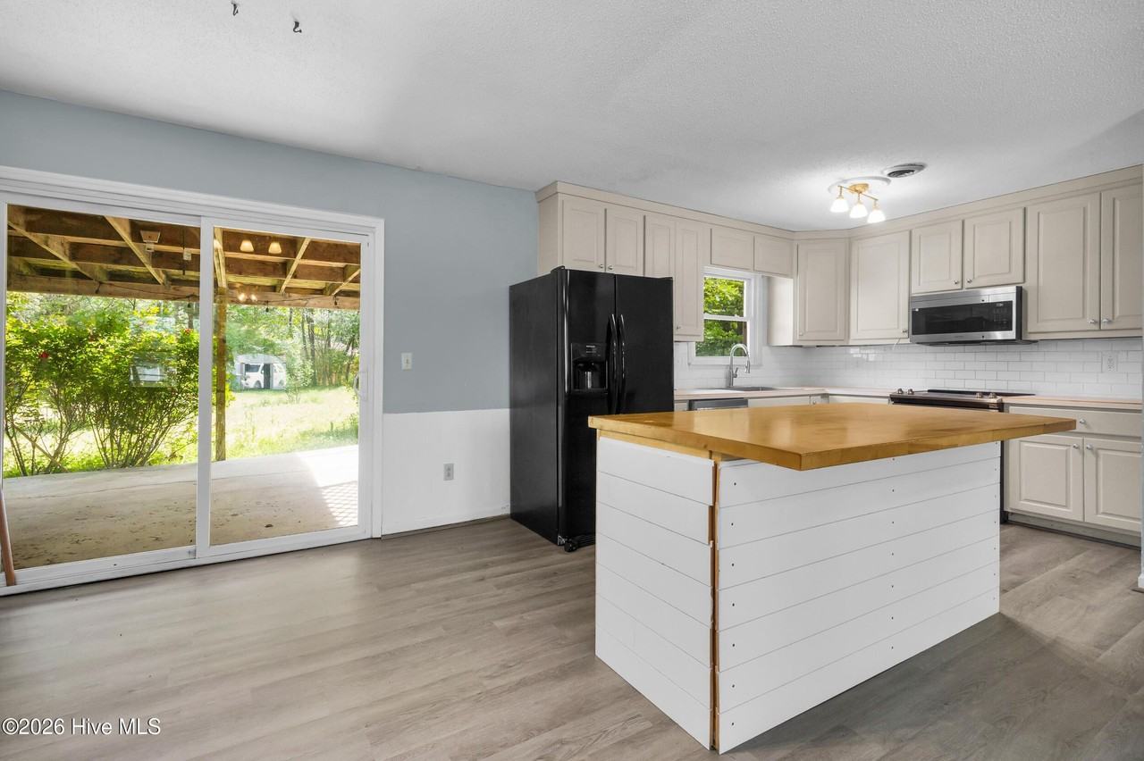 104 E Lariat Ln - Photo 4 of 32