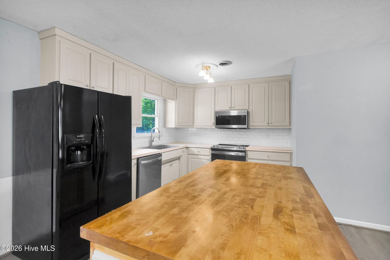 104 E Lariat Ln - Photo 5 of 32