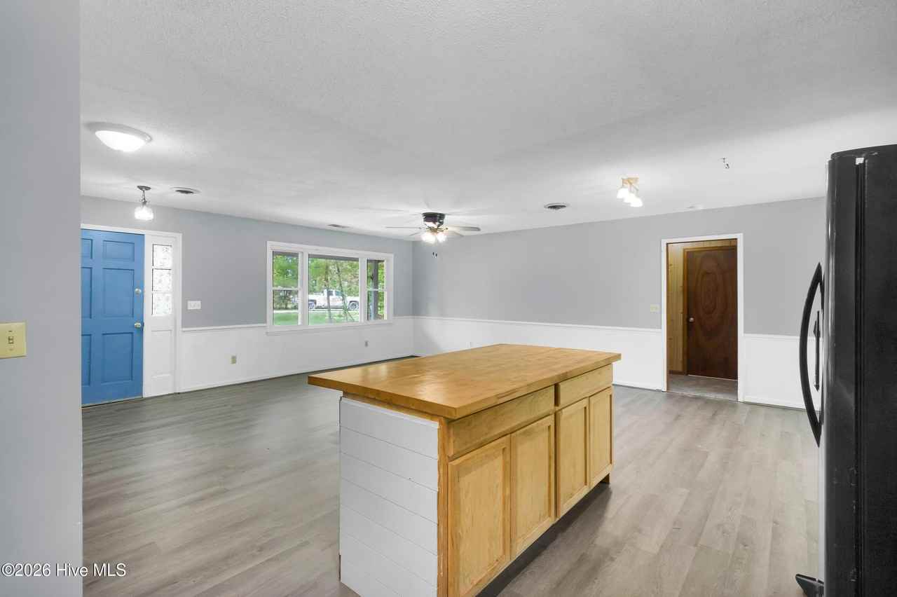 104 E Lariat Ln - Photo 6 of 32