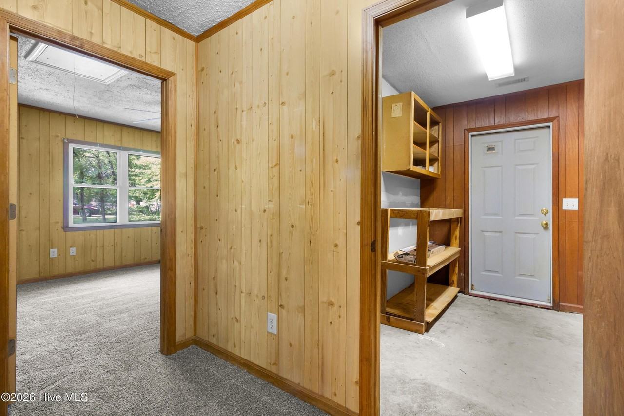 104 E Lariat Ln - Photo 7 of 32