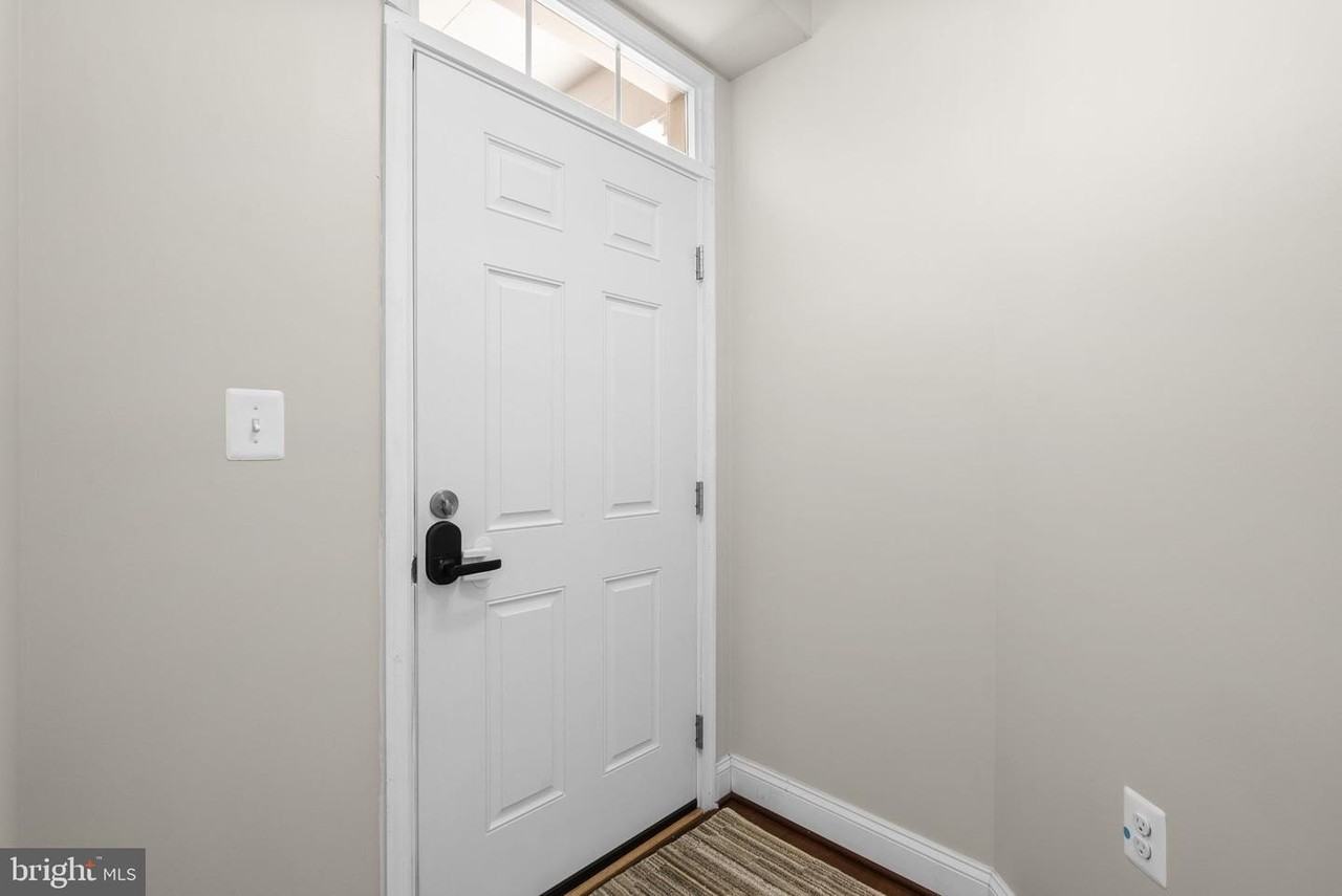 11209 Chase St - Photo 5 of 39