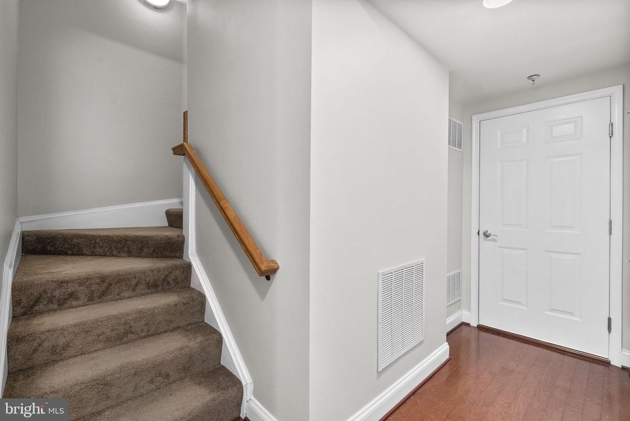 11209 Chase St - Photo 6 of 39