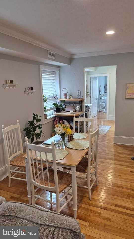 230 Pine St - Photo 5 of 11