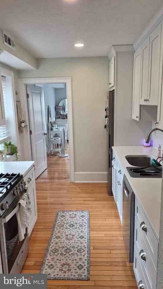 230 Pine St - Photo 6 of 11