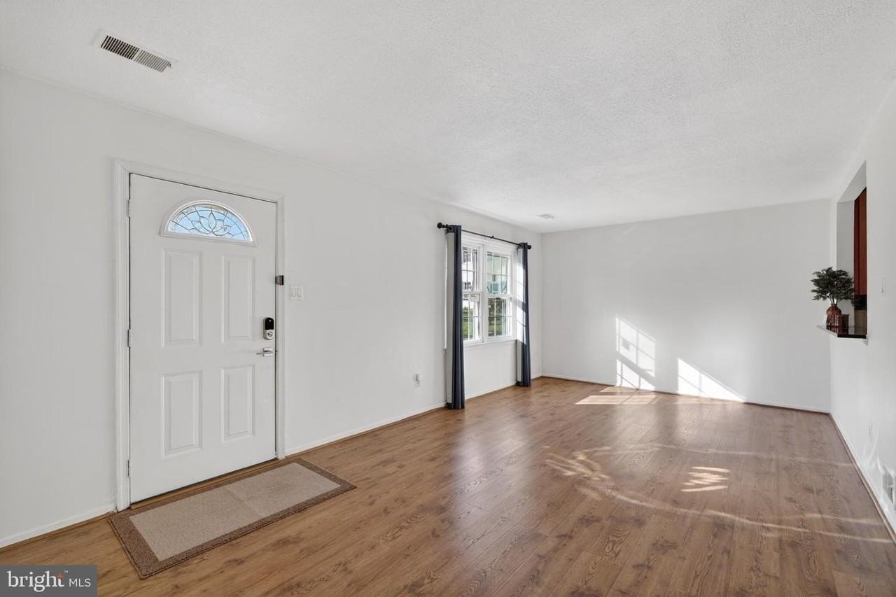 9594 Inverary Ct - Photo 3 of 25