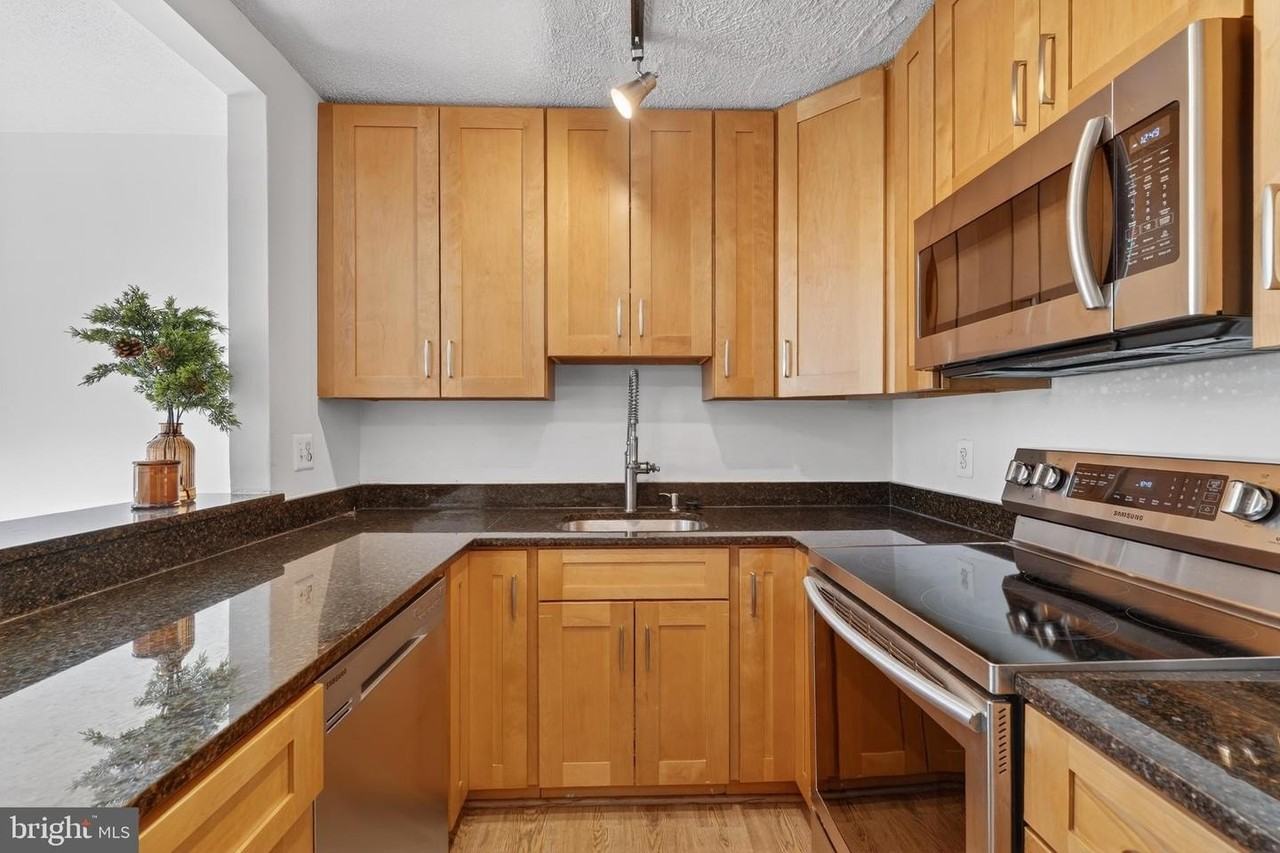 9594 Inverary Ct - Photo 7 of 25