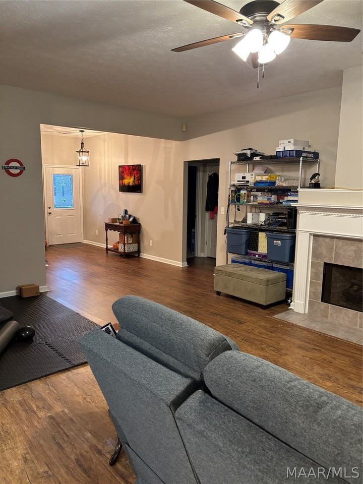 1136 Hallwood Ln - Photo 4 of 22