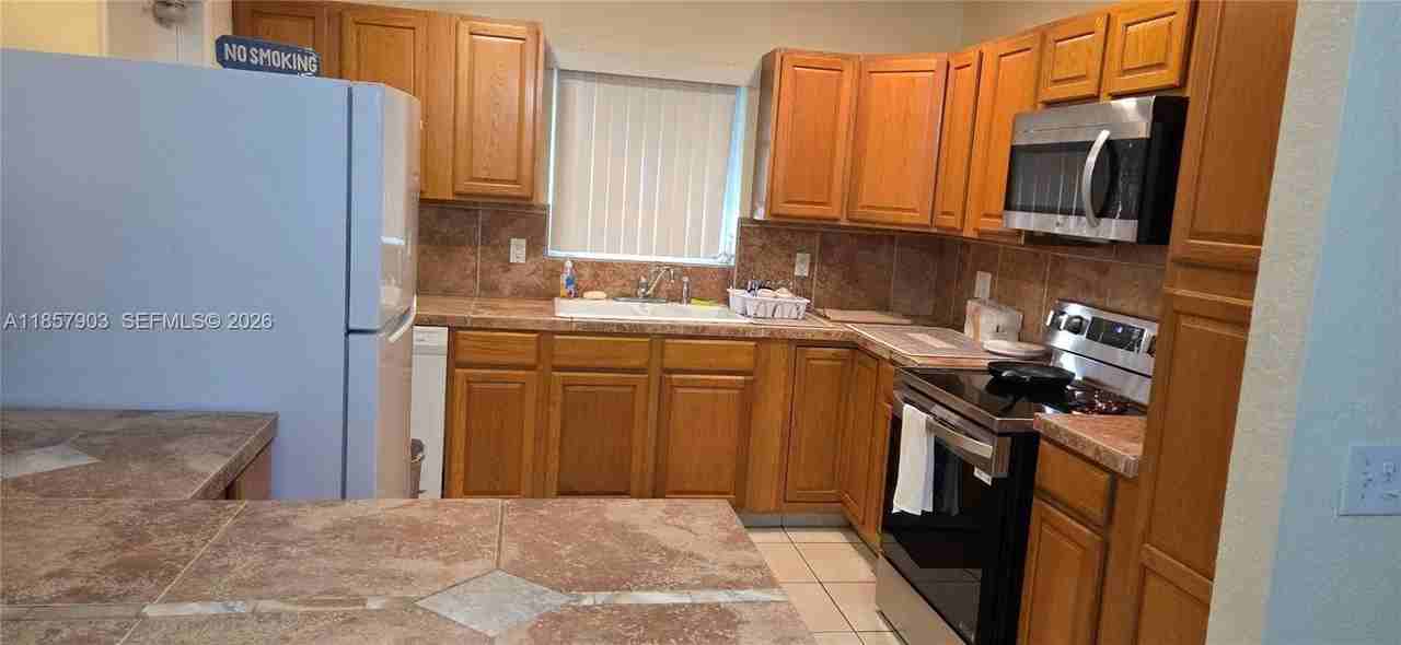 2359 N Wallen Dr - Photo 2 of 18