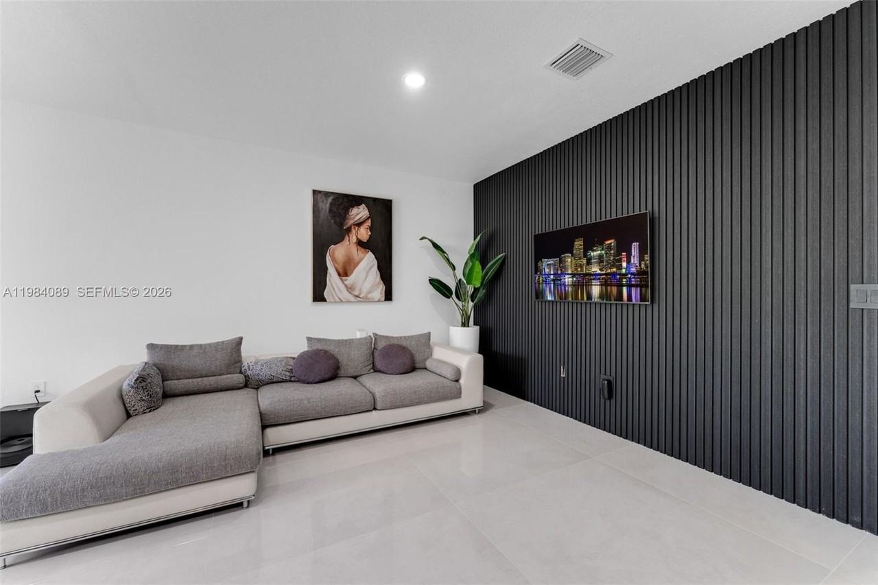 617 Sw 11th St - Photo 5 of 34