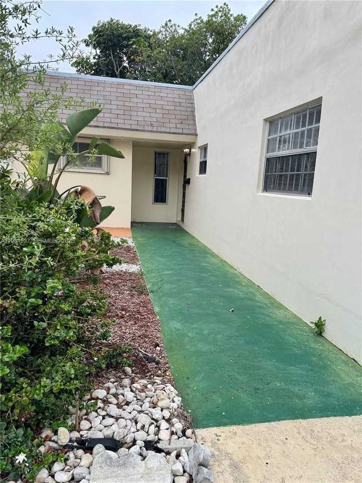 11234 Sw 169th St - Photo 2 of 10