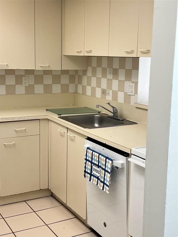 10431 N Kendall Dr #D314 - Photo 3 of 32