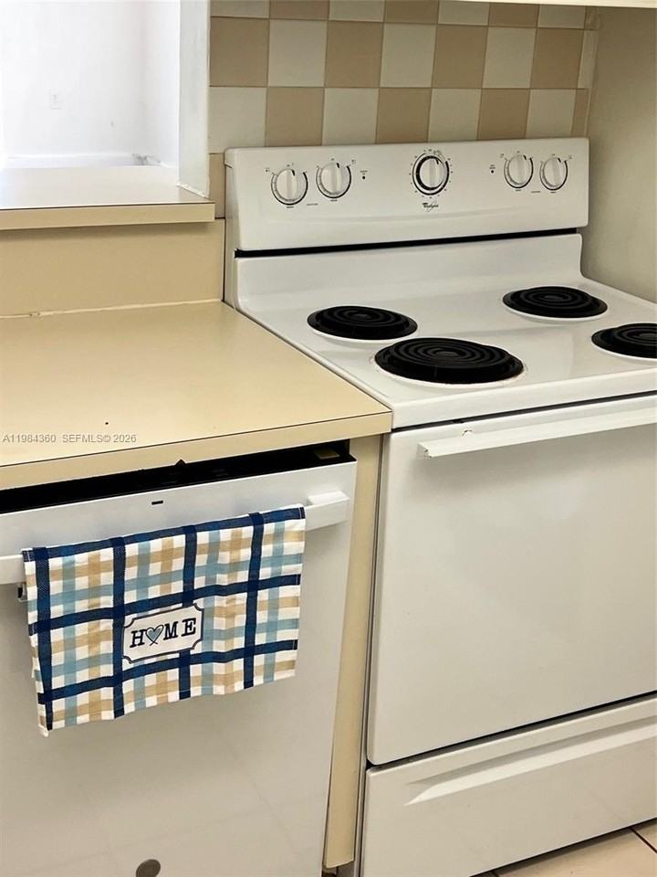 10431 N Kendall Dr #D314 - Photo 4 of 32