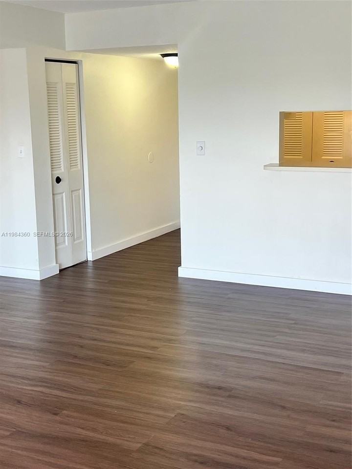10431 N Kendall Dr #D314 - Photo 5 of 32